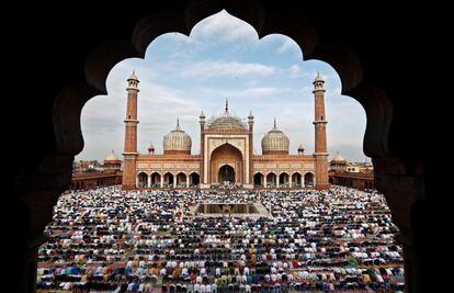 Musulmanes rezan en la Gran Mezquita Jama Masjid en Delhi (India).