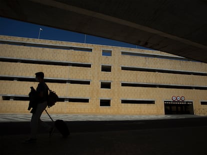 Un hombre con una maleta en el aeropuerto de San Pablo, en Sevilla, en agosto de 2020.