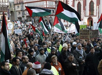 Más de 5.000 personas han salido a la calle en varias ciudades alemanas para exigir a Israel el fin de los bombardeos sobre la Franja de Gaza. Las protestas han recorrido localidades como Düsseldorf, Francfort (en la imagen) o Berlín. En Berlín, donde varios centenares de personas se han solidarizado con las víctimas palestinas, uno de los manifestantes ha sido detenido por mostrar en una pancarta que viculaba a Israel con el nazismo y contenía símbolos prohibidos en Alemania, según ha informado la Policía.