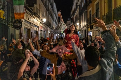 Decenas de personas en el centro de Madrid este viernes, tras salir de los bares a las once de la noche, hora que marca el toque de queda en la comunidad.