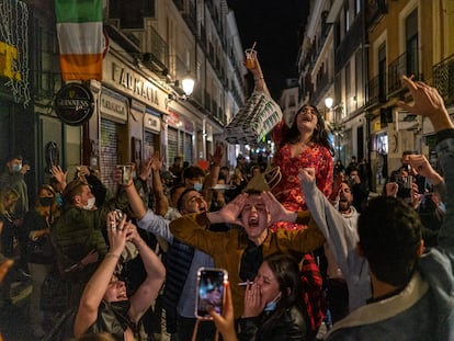 Decenas de personas en el centro de Madrid este viernes, tras salir de los bares a las once de la noche, hora que marca el toque de queda en la comunidad.