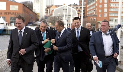 El presidente del Consejo Europeo (3i), habla con varios jefes de estado y de Gobierno a su llegada a la cumbre social de la UE este viernes en Gotemburgo (Suecia). 