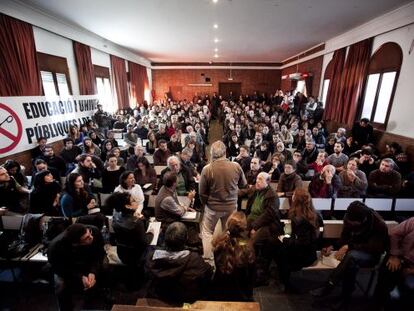 Profesores universitarios durante la asamblea de este s&aacute;bado en el convento de los Caputxins de Sarri&agrave;.