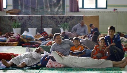 Cristianos huidos de Mosul se refugian en una mezquita en Nayaf.