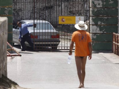 Un turista, frente al CIE de Tarifa en una foto de archivo.