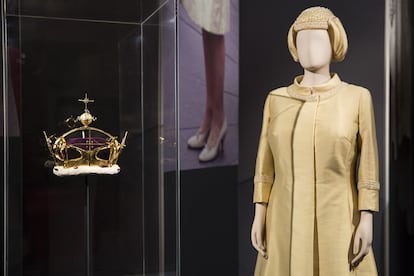 El traje que Isabel II llevó el día en que Carlos de Inglaterra juró como Príncipe de Gales.