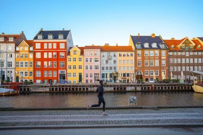 Es muy posible que, desde su construcción en el siglo XVII, <a href="https://www.copenhague.info/" target="_blank">el vibrante puerto de Copenhague</a> no haya conocido una noche tranquila: donde antaño pululaban comerciantes trotamundos, hoy se toman cervezas y cafés tanto lugareños como turistas. También es muy inspirador el animado ajetreo que reina ante las coloridas fachadas: <a href="https://elpais.com/cultura/2012/12/13/actualidad/1355405355_418240.html" target="_blank">el escritor Hans Christian Andersen (1805-1875)</a>, quien vivió durante años en diversas casas junto al muelle, escribió aquí muchos de sus famosos cuentos. En la foto, una corredora atraviesa las casas de colores de Nyhavn, en el casco viejo de la capital danesa.