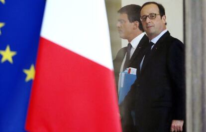 El presidente franc&eacute;s, Fran&ccedil;ois Hollande, y el primer ministro, Manuel Valls, este lunes en el El&iacute;seo durante una reuni&oacute;n sobre seguridad.