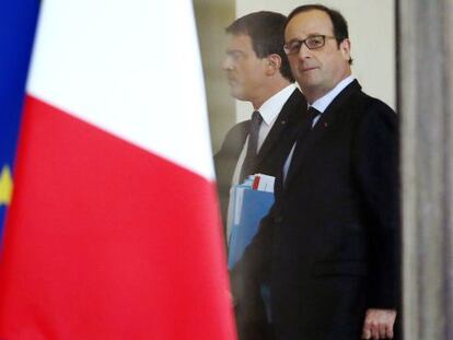 El presidente franc&eacute;s, Fran&ccedil;ois Hollande, y el primer ministro, Manuel Valls, este lunes en el El&iacute;seo durante una reuni&oacute;n sobre seguridad.