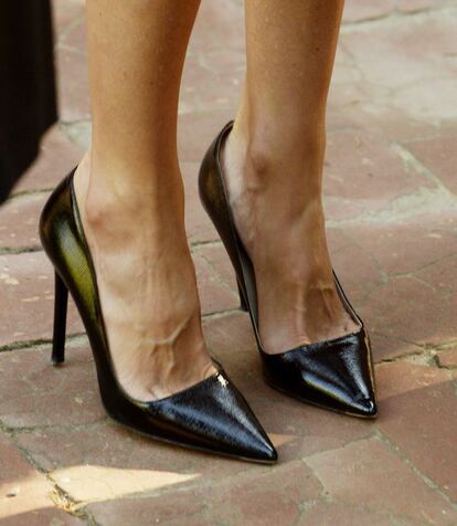 La Reina complementó su vestuario con unos zapatos de salón color negro de Prada.