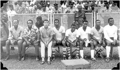 El entrenador brasileño (tercero por la izquierda), cuando dirigía a la selección de Ghana.
