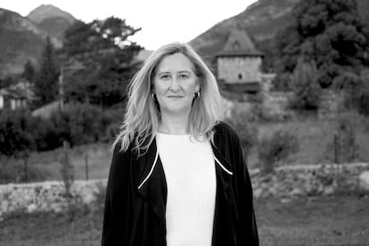 Luz Gabás, la escritora que escribe superventas aislada en el valle de Benasque escuchando heavy metal y alimentando a sus gallinas, en una imagen promocional.