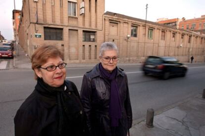 Rosa Frisach y Mercé Duran, enfermas por inhalar amianto, frente a la antigua fábrica de Uralita.