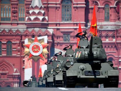 Antiguos tanques T-34, utilizados durante la Segunda Guerra Mundial por el Ejército Rojo, desfila por Plaza Roja de Moscú, durante el desfile del Día de la Victoria, este miércoles.