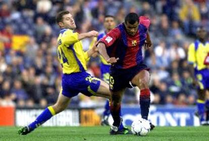 Rivaldo se escapa de Schürrer en el Barça-Las Palmas de ayer.