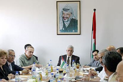 El primer ministro palestino, Abu Mazen (en el centro de la imagen), preside una reunión de su Gabinete ayer en Ramala.