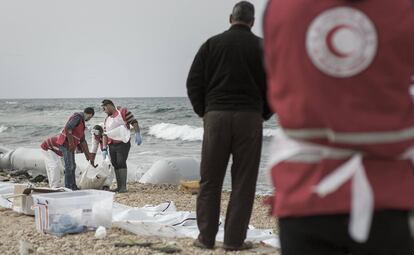 El sábado pasado, guardacostas libios informaron del rescate en esa zona de 185 personas que navegaban a la deriva frente a la ciudad de Sabratha, un antiguo enclave romano a medio camino entre la capital y la frontera.