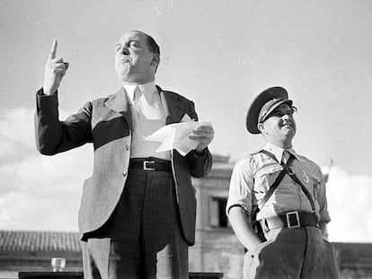 Melchor Rodr&iacute;guez, a la izquierda, recita un poema a la bandera republicana en un acto celebrado en Madrid en el oto&ntilde;o de 1938.  