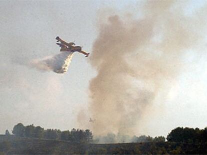 Un hidroavión descarga agua en el incendio del parque regional del Manzanares.