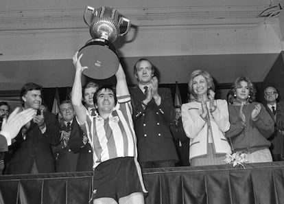 Dani levanta la Copa de 1984 ante Felipe González, el Príncipe, los Reyes y la infanta Cristina. EFE