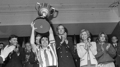 Dani levanta la Copa de 1984 ante Felipe González, el Príncipe, los Reyes y la infanta Cristina. EFE