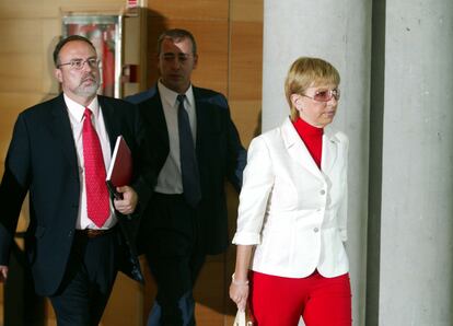 Eduardo Tamayo (izquierda) y María Teresa Sáez, en el frustrado pleno de investidura de Rafael Simancas en la Asamblea de Madrid el 27 de junio de 2003.