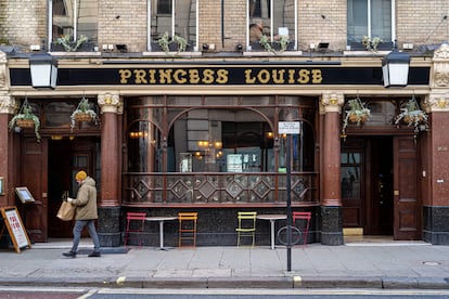 El 'pub' Princess Louise, junto al museo Británico en Londres, Inglaterra.