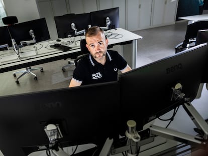 David Conde, jefe de Operaciones de S21sec, una empresa de seguridad informática, el viernes 7 de junio en su puesto de trabajo, en Madrid.