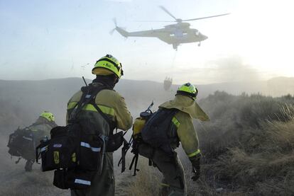 Los bomberos intentan apagar el incendio de Oimbra (Ourense).