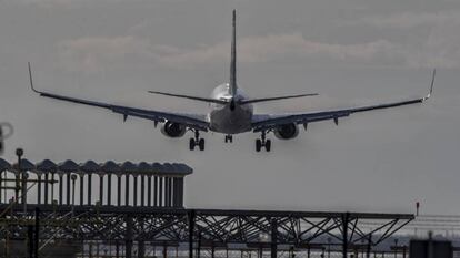 Un avión aterriza en el Aeropuerto del Prat.