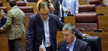 El consejero de Economía, Rafael Climent, con el titular de Hacienda, Vicent Soler, de pie, antes de iniciar su comparecencia en Cortes.