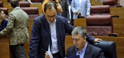 El consejero de Econom&iacute;a, Rafael Climent, con el titular de Hacienda, Vicent Soler, de pie, antes de iniciar su comparecencia en Cortes.