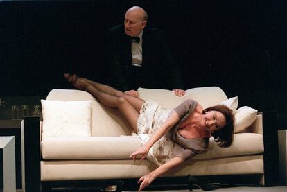 Los actores Adolfo Marsillach y Núria Espert durante la representación de la obra de teatro '¿Quién teme a Virginia Woolf?', en el Teatro Albéniz, en 2000.