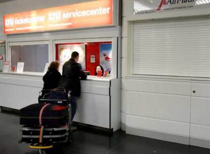 Mostrador de Air Madrid junto a otro de la compañía LTU en el aeropuerto de Barajas (Madrid).