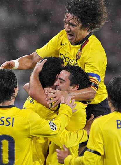 Los jugadores del Barça festejan el gol de Xavi.