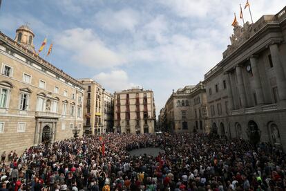 El presidente de la Generalitat Carles Puigdemont y otros miembros del Govern se reúnen en Plaza Sant Jaume de Barcelona junto a manifestantes pro-independencia.