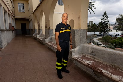 Firefighter boss Mario Beltrán at the headquarters of the Gran Canaria Firefighters.