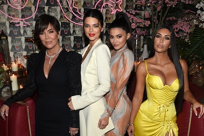 Roxane Gay asegura que Kylie Jenner «no es una mujer hecha a sí misma, porque proviene de una familia rica y famosa». En la imagen, con sus muy conocidas madre y hermanas.