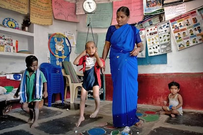 Una profesora y sus alumnos en la escuela de Edula Mustur (India).