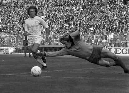 El portero Urruti, durante un partido entre el Real Madrid y el Real Club Deportivo Español en el estadio Santiago Bernabéu.