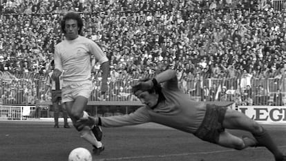 El portero Urruti, durante un partido entre el Real Madrid y el Real Club Deportivo Español en el estadio Santiago Bernabéu.