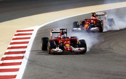 ALonso y Raikkonen, durante el GP de Bahréin.