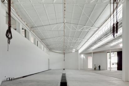 Vista interior de la galería pública de ‘La Tallera’. Con su intervención, Escobedo consiguió mantener los espacios privados del taller de David Alfaro Siqueiros integrándolos a una sala pública de arte.