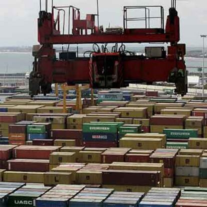 La actividad crece en el muelle de contenedores de Valencia.