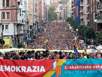 Miles de personas desfilan por Bilbao en apoyo del derecho a decidir de los catalanes.