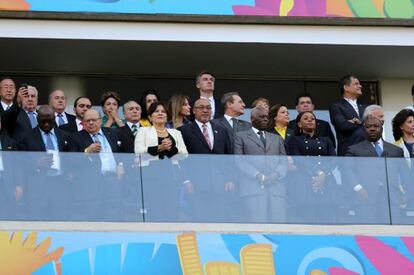 Los presidentes de Brasil, Dilma Rousseff; Paraguay, Horacio Cartes; Ecuador, Rafael Correa; el secretario general de la ONU, Ban Ki-moon (i), y el presidente de la FIFA, Joseph Blatter, entre otros, asisten al partido inaugural del Mundial.