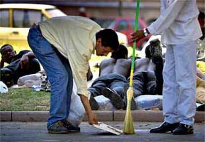 Los inmigrantes desalojados de la plaza de Catalunya descansaban ayer en la de André Malraux.