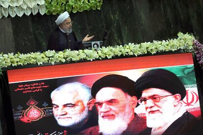 Rohaní, durante su discurso en la ceremonia de inauguración en el Parlamento este miércoles. En la pantalla, de derecha a izquierda, los rostros de Jamenei, Jomeiní, y Soleimani.