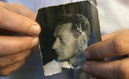 El periodista Gerardo Bleier muestra la foto de su padre, Eduardo Bleier, detenido desparecido durante la dictadura en Uruguay. 