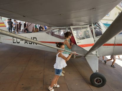 La avioneta histórica (1944) del Aeroclub de Vitoria se exhibe en en centro de la ciudad.